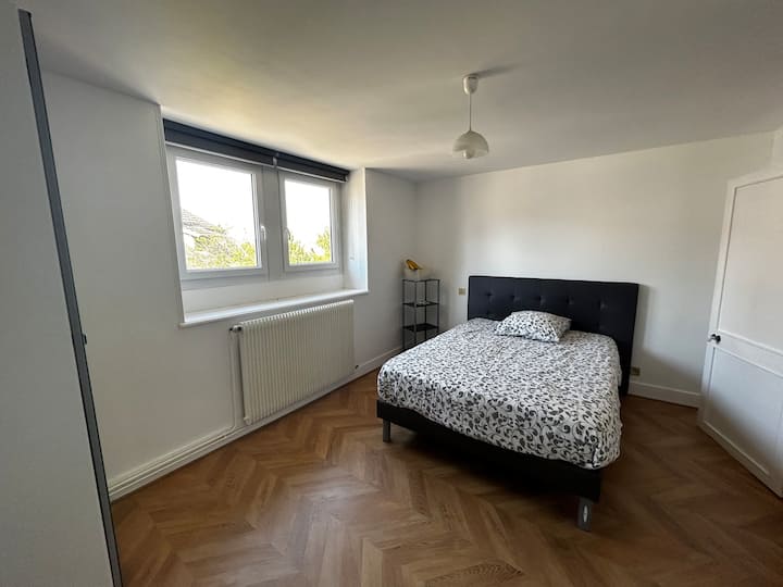 Doppia 4 (secondo piano) con bagno privato e letto singolo sul pianerottolo adiacente, adatta a una coppia con un bambino.