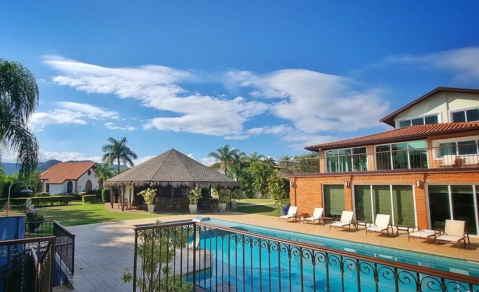 Top-earning Airbnb listing in São Pedro, 10 bedrooms