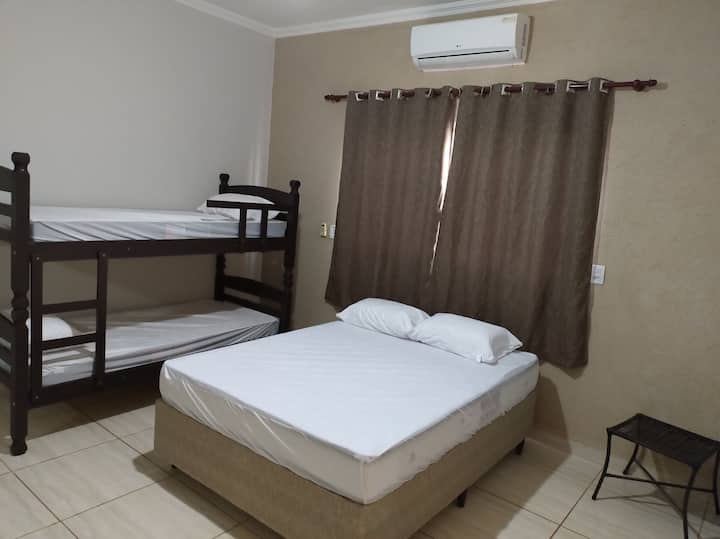 Habitación 3 suite

1 cama doble y 1 litera