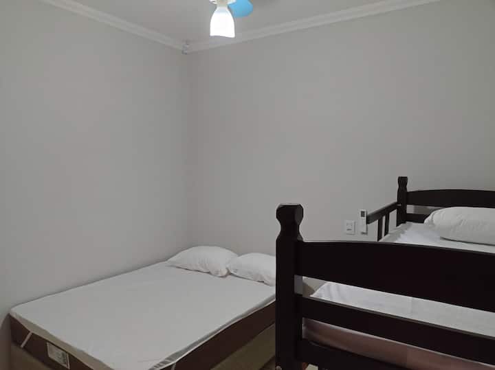 Dormitorio  1
1  cama matrimonial y 1 litera