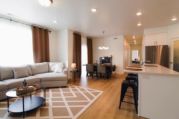 Modern 3br Retreat | Pool, Pickleball & Parks - Lehi, UT