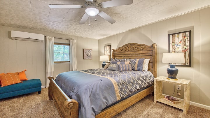 Spavaća soba za goste s bračnim krevetom opušta je i privlačna.