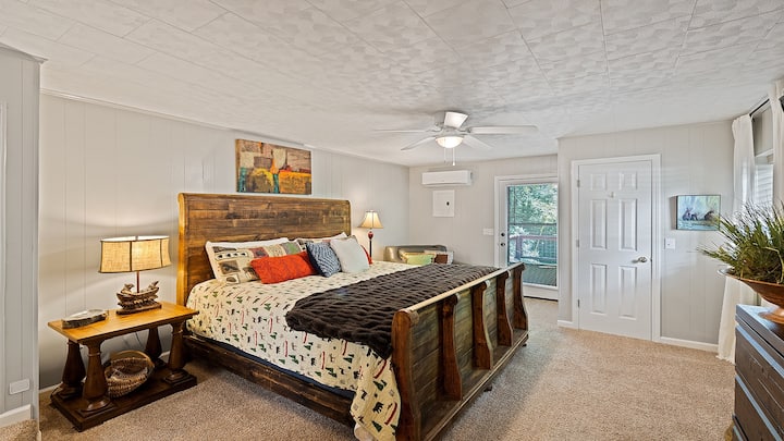 Prekrasna glavna spavaća soba s udobnim bračnim krevetom i udobnom posteljinom poziva vas da se opustite nakon cjelodnevnog planinarenja ili skijanja. Ova prostorija također vodi do prednje stražnje terase potoka.