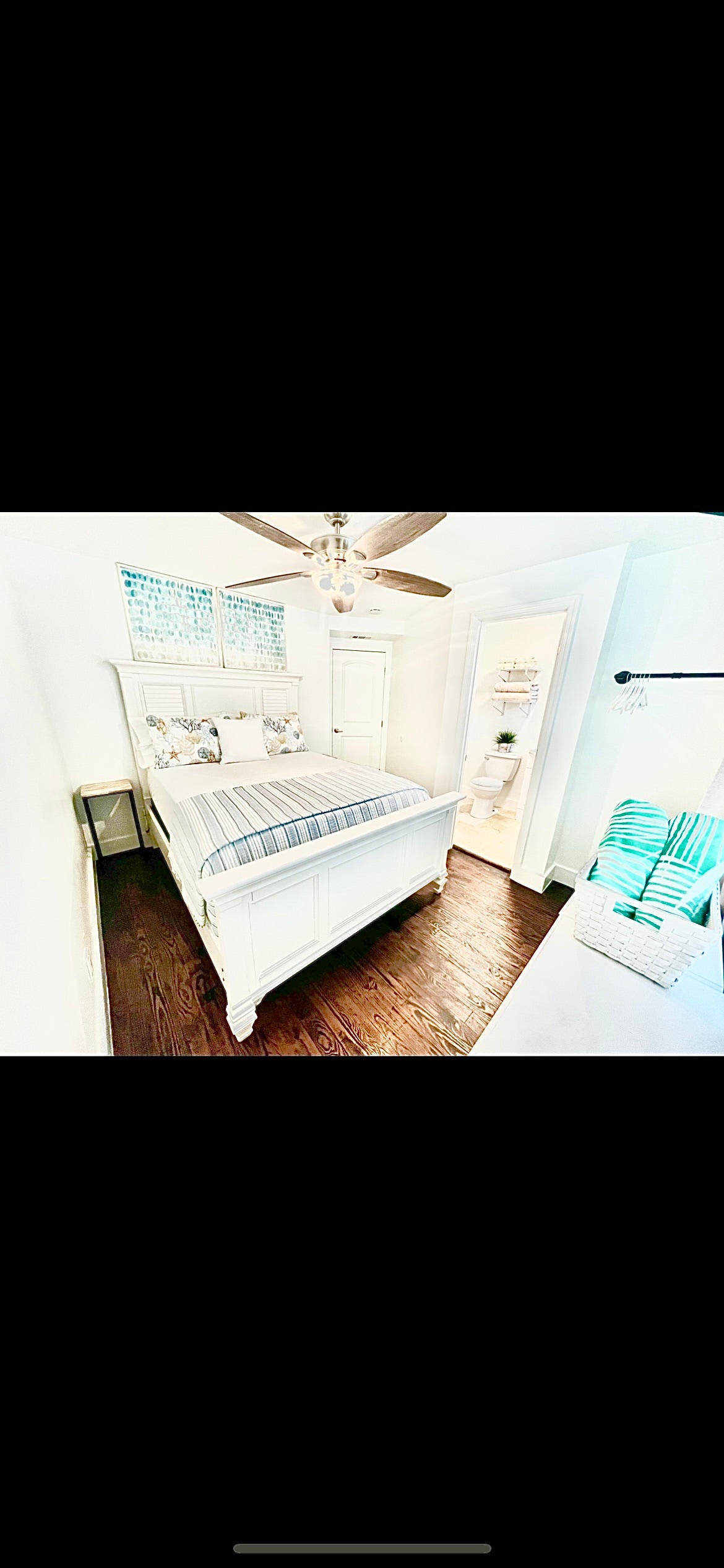 Hoofdslaapkamer
queensize bed met aangrenzende badkamer
2 strandhanddoeken 