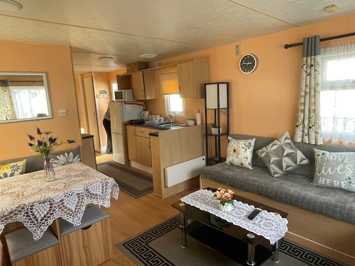 Spacious Seaside Caravan - Deck & Bbq Seawick Park - Clacton-on-Sea