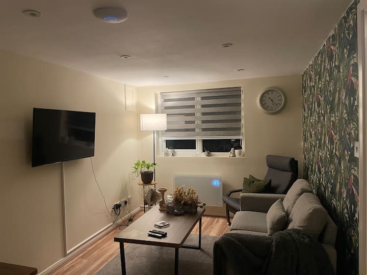 The Cosy Cottage. In Old Soles Bridge Lane - Watford