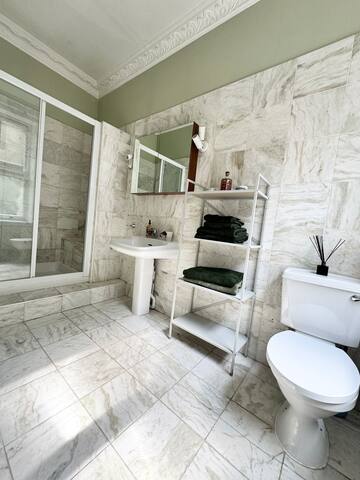 Big Centrally Located Marylebone 3 Bedroom Apt gallery image 5