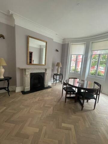 Big Centrally Located Marylebone 3 Bedroom Apt gallery image 2