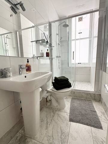 Big Centrally Located Marylebone 3 Bedroom Apt gallery image 4