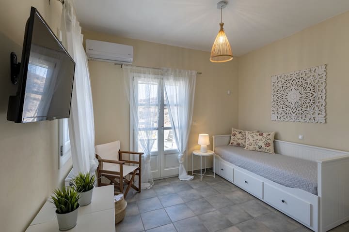With climate control, smart entertainment, and a daybed that transforms into a double bed for guests—a sublime sanctuary of refined simplicity on the upper floor.