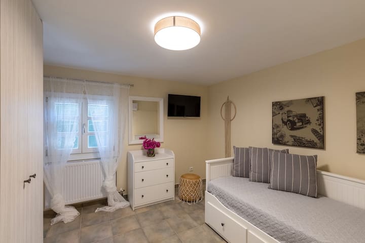 Experience comfort and elegance in this beautifully decorated room on the ground level. Featuring a cozy daybed, soft lighting & stylish vintage décor, it’s a perfect spot to unwind. Enjoy natural light, modern amenities, and a peaceful atmosphere.