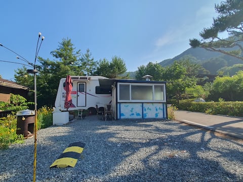 Private house in a scenic village, full option luxury caravan in the forest, river, birdsong, privat