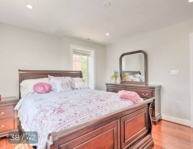7BR Capitol Hill • Sleeps 16+ gallery image 4