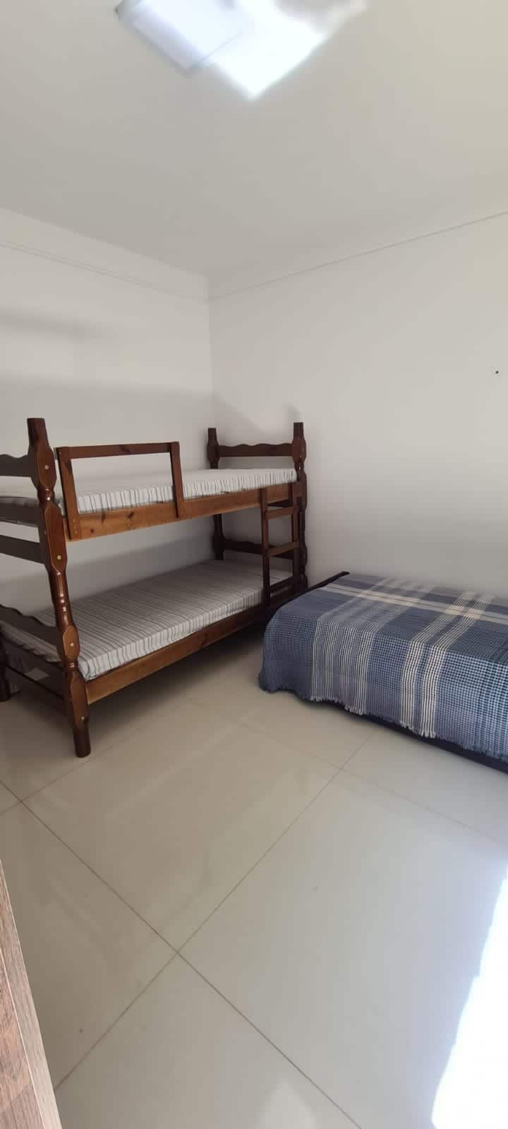 Dormitorio 4: para cuatro personas, con 1 litera y una cama doble con puerta de vidrio con salida al jardín de invierno.