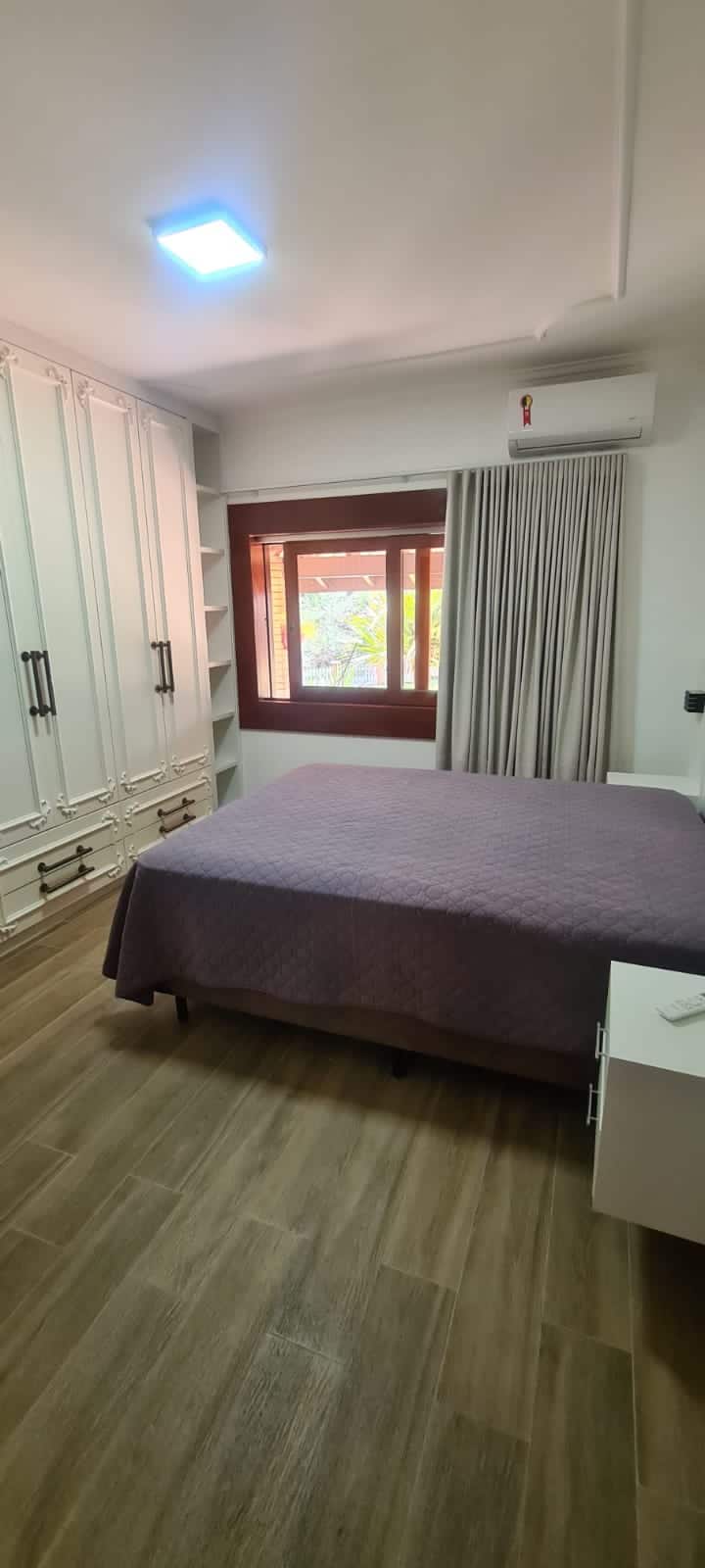 Suite 1 con aire acondicionado y mosquitero en la ventana