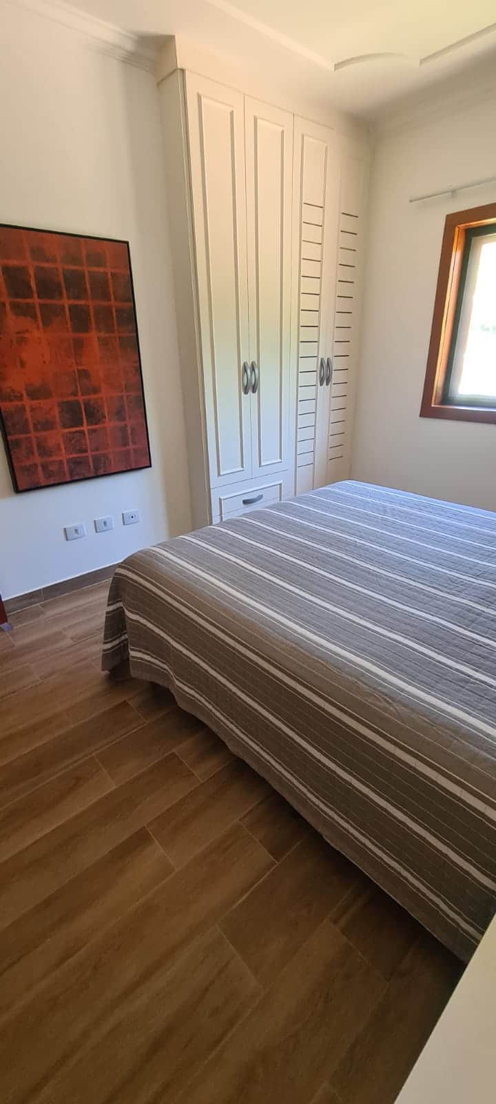 Suite 2 con aire acondicionado y mosquitero en la ventana 