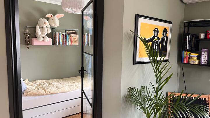 Dormitorio con gran puerta de vidrio. 
Juguetes y lego en los cajones debajo de la cama.
La cama está plegable (1 cama adicional 90x200)