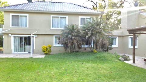 Cálida casa en Tortugas con pileta y jardín