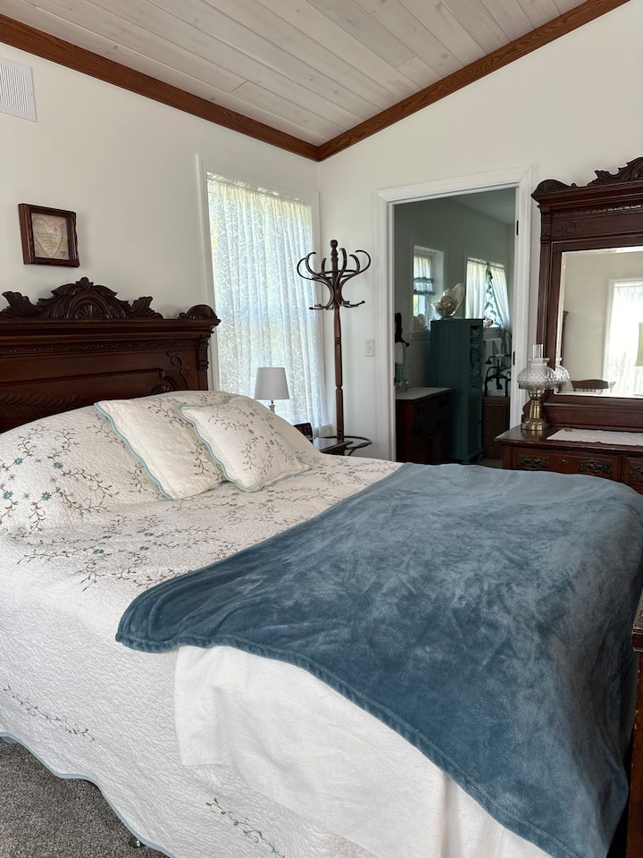Suite principal del dormitorio del primer piso. Cama tamaño queen con baño completo en suite con bañera con patas.