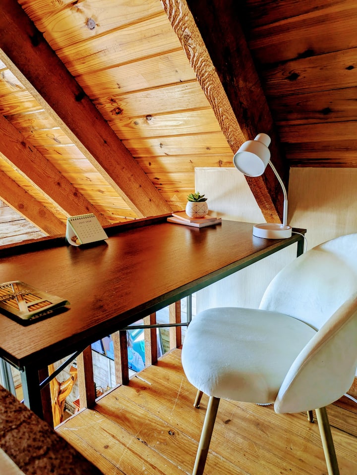Loft en la planta superior con escritorio 