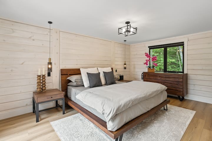 King bed with pendant lighting option