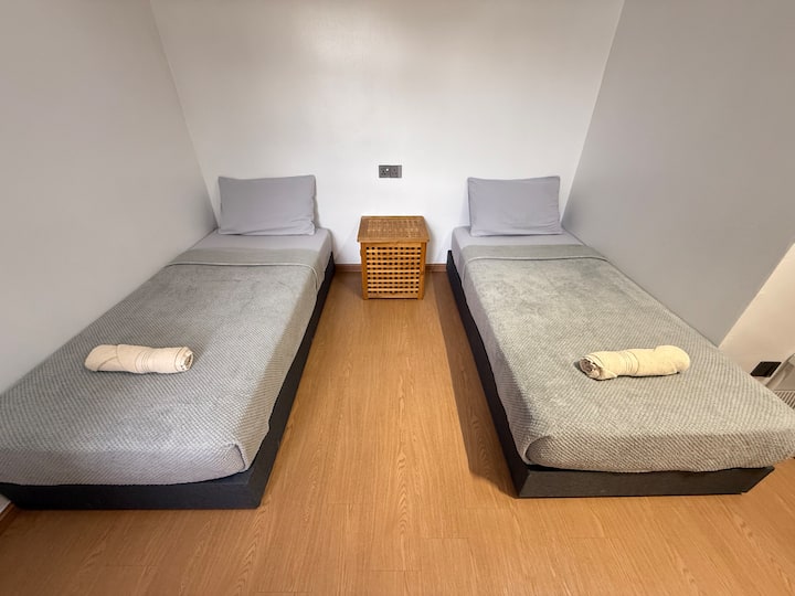 الطابق العلوي - أسرّة مفردة