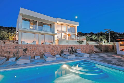 Modern villa with pool | PAX 8
