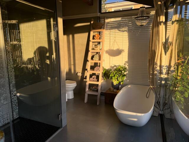 Gorgeous 4 Bedroom home, Mountain View’s and Solar gallery image 5