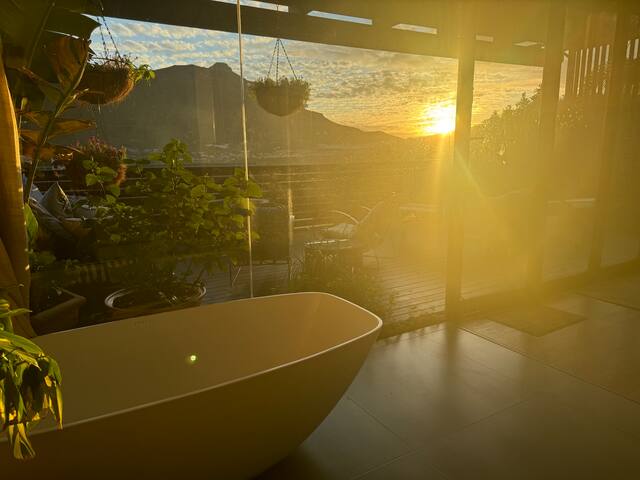 Gorgeous 4 Bedroom home, Mountain View’s and Solar gallery image 4