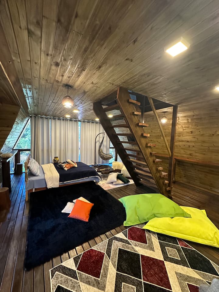 Guest darling.. we present the second floor with a queen bed, massages, television, bathroom with ofurô, tables and lots of glamour