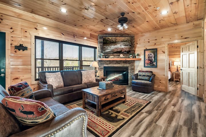Fun Family Cabin 20 Guests + Arcade & Pool - Gatlinburg, TN