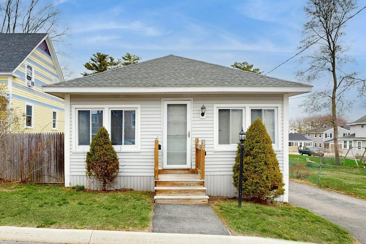 Sunny 2br With Deck & Porch, Walk To The Beach - Old Orchard Beach