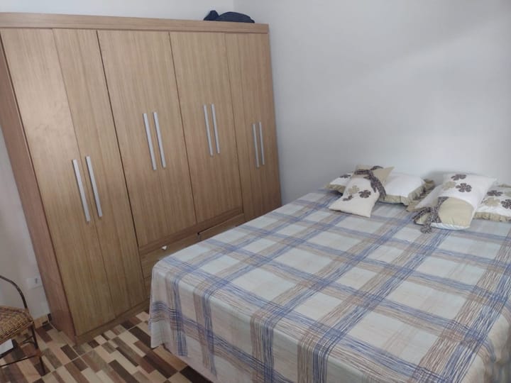 Спална соба бр. 01 со кревет во кутија, гардеробер со 8 врати со фиоки, преносен вентилатор 30 см и ткаенина од лосос.