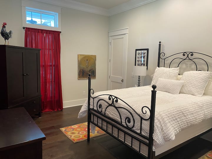 חדר שינה עם רוסטר, קומה 1 עם אמבטיה