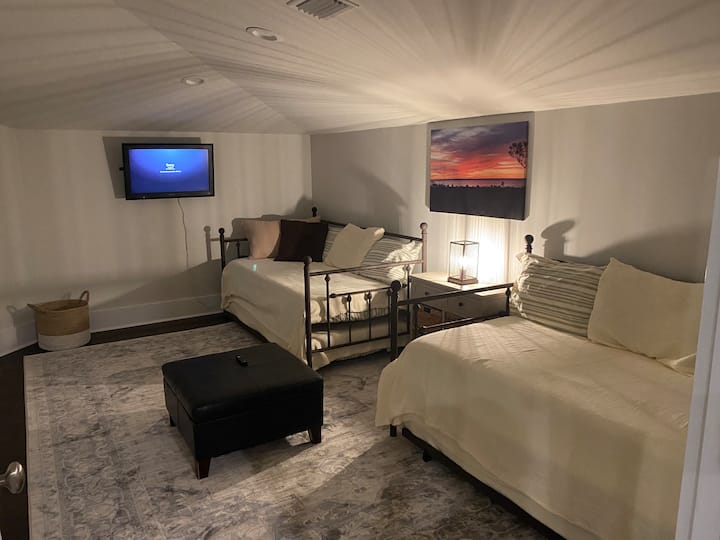 חדר השינה של המערה, קומה 3 עם אמבטיה. יש שתי מיטות מתקפלות (ארבעה מזרנים בודדים)