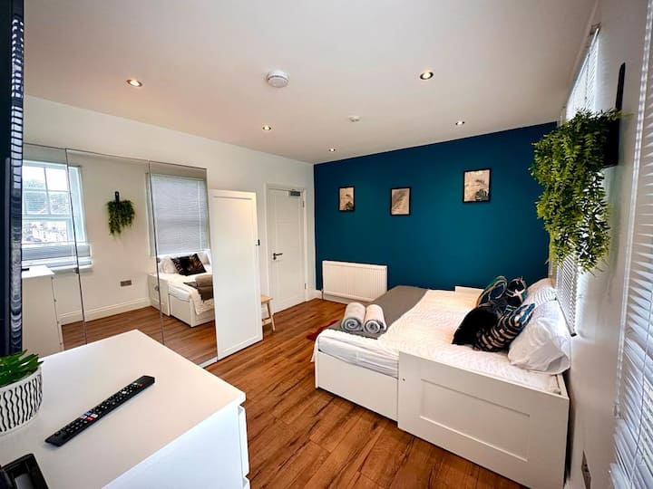 Studio Style Room With Ensuite Bathroom/ Smart Tv - Croydon