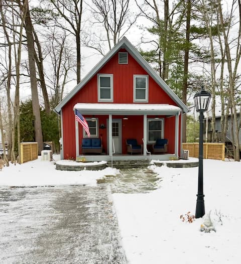 Cozy Red Cottage on Robinson Pond