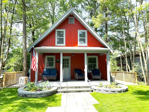 Cozy Red Cottage on Robinson Pond