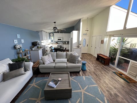 Charming coastal getaway for family or friends!