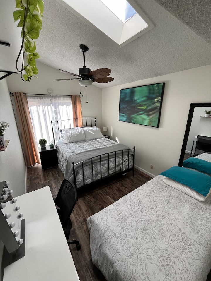 Аголна брачна спална соба со плакар и лизгачка врата до дворот каде што има комплет за јадење на отворено, лежалка и лежалки. Оваа соба може да собере и еден од двокреветните кревети на преклопување Milliard (како што се гледа) , ако се побара / е потребно, инаку ќе остане само брачен кревет (широк 150-179 см).