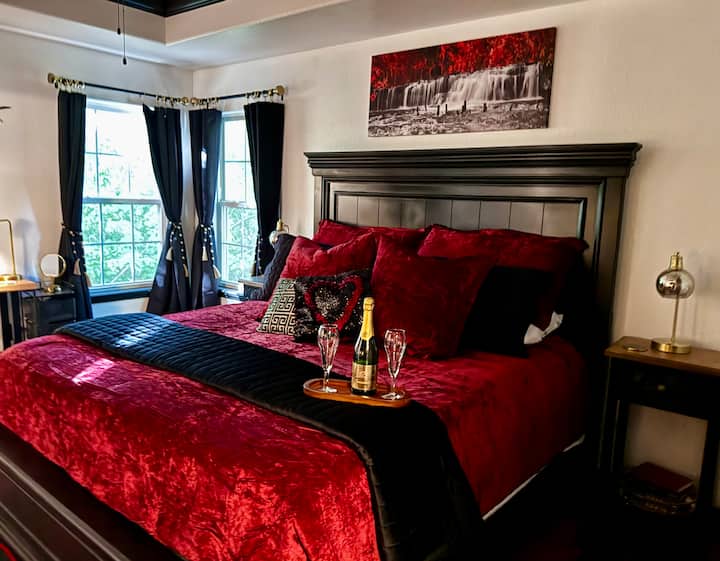 Suite principal: un refugio elegante con sábanas lujosas, una decoración sofisticada y vistas panorámicas para relajarse.