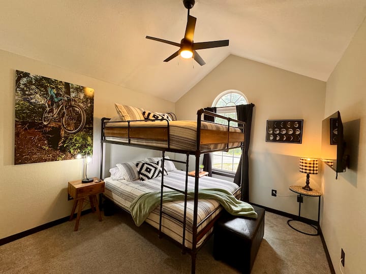 Habitación con litera: ¡La aventura te espera con una decoración elegante, una divertida pared con temática de bicicletas y luz natural!