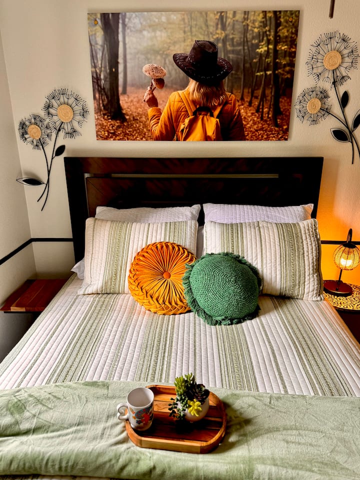 Dormitorio de descanso: ¡una decoración vibrante y un ambiente sereno, perfectos para relajarse después de un día de aventuras!