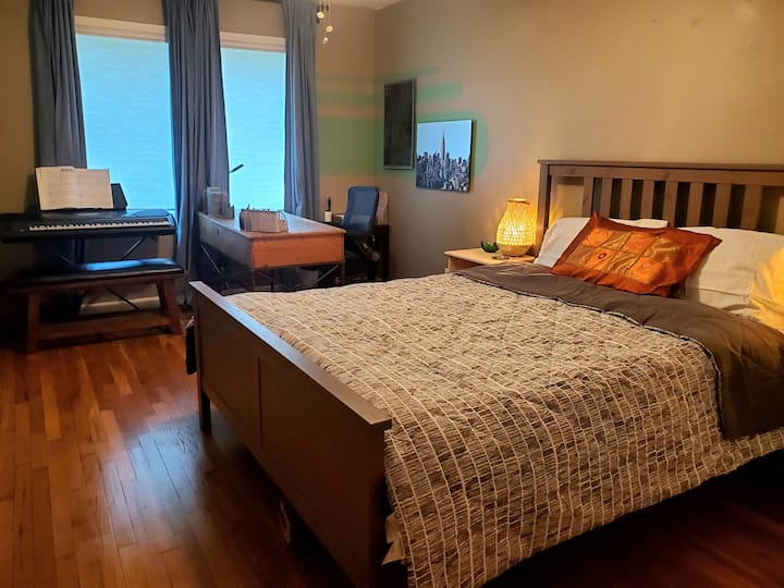 La terza camera dispone di un letto matrimoniale, uno spazio di lavoro dedicato, un pianoforte a tastiera e una cabina armadio con grucce e materasso ad aria nel caso in cui tu abbia bisogno di un ospite.