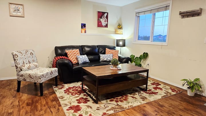 Charming Retreat By The Pond, 5 Min To Airport - Calgary