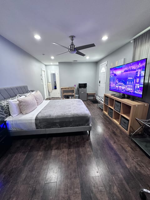 ZenOasis | 1.2mi to NUMC • Private Entry • 70” TV