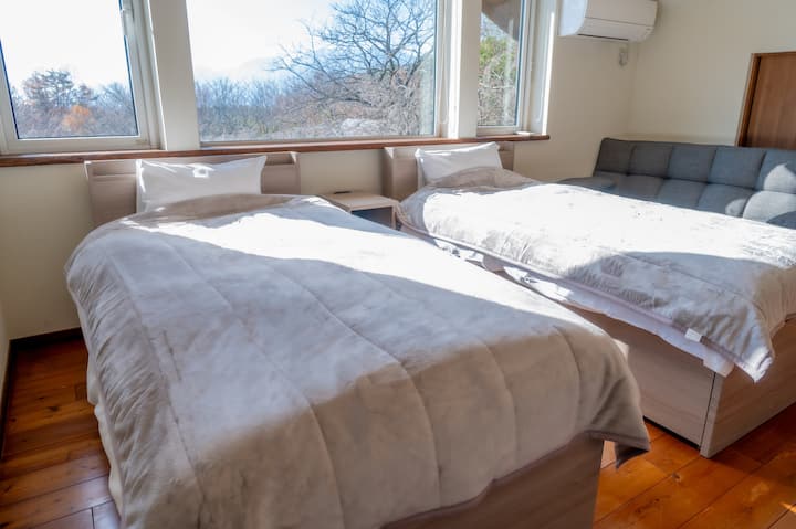 La camera da letto al piano superiore è arredata con 2 letti singoli e un divano letto (matrimoniale).La finestra si affaccia sul bellissimo Monte Fuji e puoi rilassarti mentre ti godi il paesaggio delle quattro stagioni.