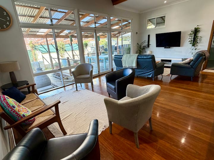 Big-gum-cottage: Space, Modern/period, Shops Close - Bunbury