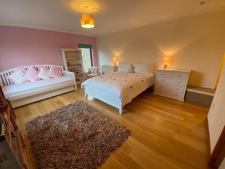 Kitanda kikubwa, Plus single size Day Bed with a single trolley bed under.