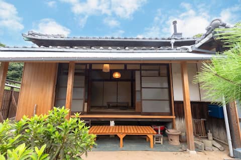 A 3-minute walk to the beach, a quiet old house with a starry night and a Goemon bath